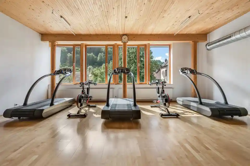 ... trainieren: Bernardino * Cardiozone Woodway Laufbänder und Indoor Cycles